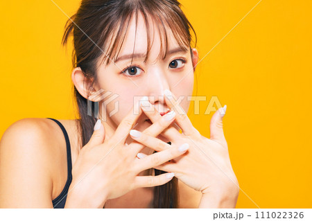 おしゃれな女性の美容やコスメやスキンケアのイメージ 111022326