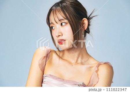 おしゃれなヘアメイクの女性のファッションポートレート おしゃれなヘアメイクの女性のファッションポートレート 111022347