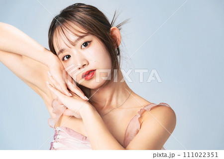 おしゃれなヘアメイクの女性のファッションポートレート おしゃれなヘアメイクの女性のファッションポートレート 111022351