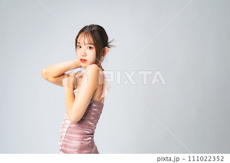 おしゃれなヘアメイクの女性のファッションポートレート おしゃれなヘアメイクの女性のファッションポートレート 111022352