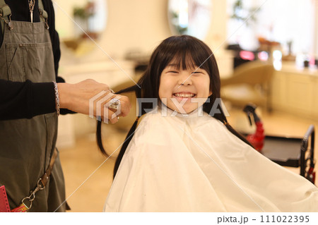 美容室で髪の毛を切る女の子 ヘアドネーションイメージ 美容室で髪の毛を切る女の子 ヘアドネーションイメージ 111022395