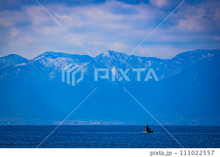 琵琶湖で釣りをする人 111022557