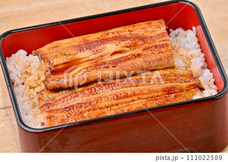 うな重、鰻重、和食、うなぎ料理、鰻料理。重箱。浜名湖産の鰻蒲焼き、蒲焼き、かば焼き。 うな重、鰻重、和食、うなぎ料理、鰻料理。重箱。浜名湖産の鰻蒲焼き、蒲焼き、かば焼き。 111022589
