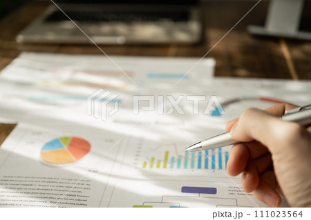 コンセプチュアルなイメージフォト 111023564