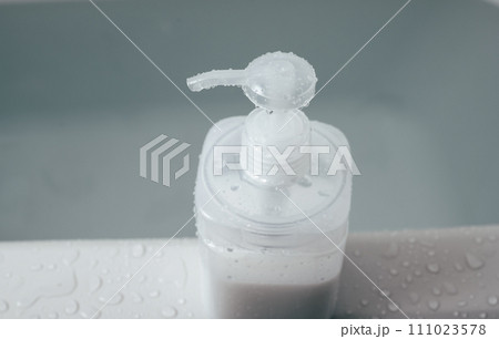 お風呂場にあるボトル容器 111023578