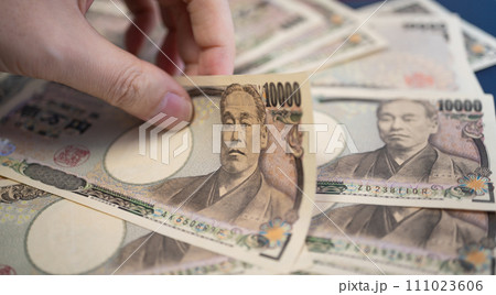 一万円札が散乱 111023606
