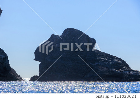 美しい中木の海とヒリゾ浜渡船。  静岡県伊豆半島賀茂郡南伊豆町中木港。 2023年10月22日撮影。 111023621