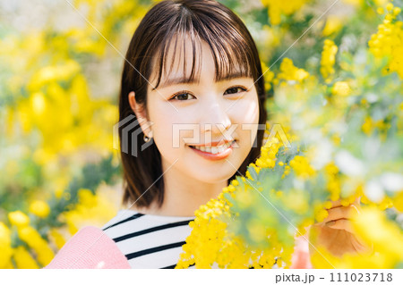 ミモザと若い女性 111023718