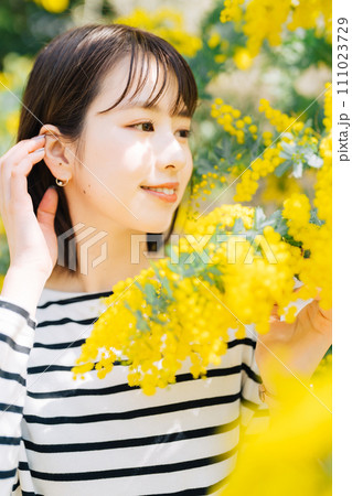 ミモザと若い女性 111023729