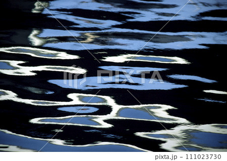 穏やかな入江 春の入江 穏やかな海 穏やかな入江 春の入江 穏やかな海 111023730