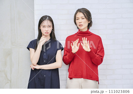 拒絶している2人の女性 拒絶している2人の女性 111023806
