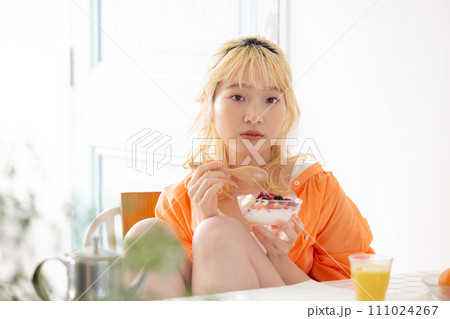 ヨーグルトを食べる若い金髪女性 ヨーグルトを食べる若い金髪女性 111024267