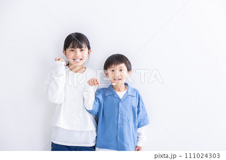 歯磨きをする子ども　child brushing teeth 111024303