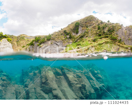 美しいヒリゾ浜の海と岩礁の半水面撮影。 静岡県伊豆半島賀茂郡南伊豆町中木から渡し船で渡るヒリゾ浜に 美しいヒリゾ浜の海と岩礁の半水面撮影。 静岡県伊豆半島賀茂郡南伊豆町中木から渡し船で渡るヒリゾ浜に 111024435