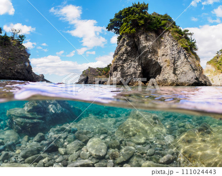 美しいヒリゾ浜の海と岩礁の半水面撮影。  静岡県伊豆半島賀茂郡南伊豆町中木から渡し船で渡るヒリゾ浜に 111024443