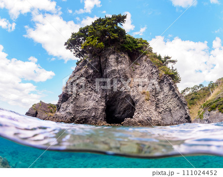 美しいヒリゾ浜の海と岩礁の半水面撮影。 静岡県伊豆半島賀茂郡南伊豆町中木から渡し船で渡るヒリゾ浜に 美しいヒリゾ浜の海と岩礁の半水面撮影。 静岡県伊豆半島賀茂郡南伊豆町中木から渡し船で渡るヒリゾ浜に 111024452