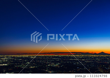 筑波山から見る夜景と富士山 111024798