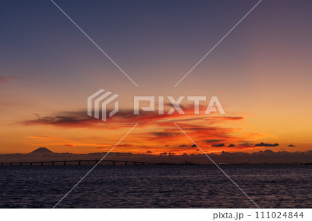 袖ヶ浦海浜公園から見た夕焼けと富士山 袖ヶ浦海浜公園から見た夕焼けと富士山 111024844