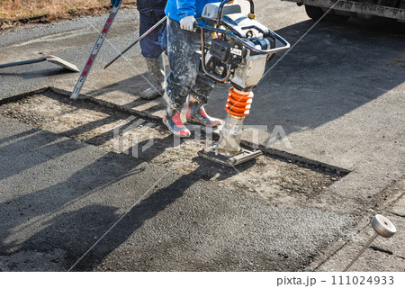 道路工事　埋戻しとタンピングランマーによる転圧 111024933