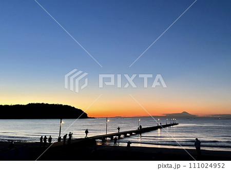 夕暮れの房総半島から望む富士山と岡本桟橋 夕暮れの房総半島から望む富士山と岡本桟橋 111024952