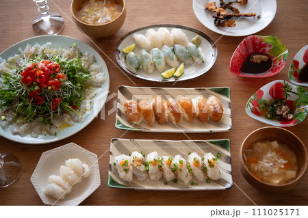 ヒラメづくしの食卓（握り、味噌汁、カルパッチョ、肝ポン酢） 111025171