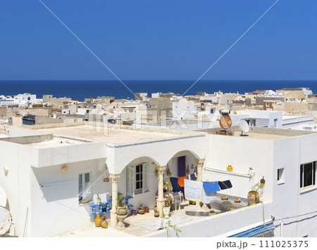 チュニジア・マーディア 白壁の住宅と青い海 / Mahdia, Tunisia チュニジア・マーディア 白壁の住宅と青い海 / Mahdia, Tunisia 111025375