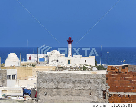 チュニジア・マーディア 岬の灯台と青い海 / Mahdia, Tunisia チュニジア・マーディア 岬の灯台と青い海 / Mahdia, Tunisia 111025381