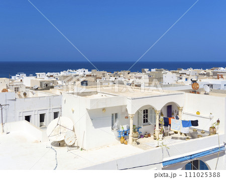 チュニジア・マーディア 白壁の住宅と青い海 / Mahdia, Tunisia 111025388