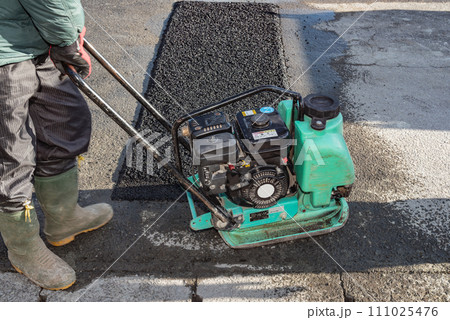 道路工事 アスファルトの舗装復旧工事 転圧作業 道路工事 アスファルトの舗装復旧工事 転圧作業 111025476