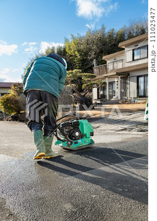 道路工事　アスファルトの舗装復旧工事　転圧作業 111025477