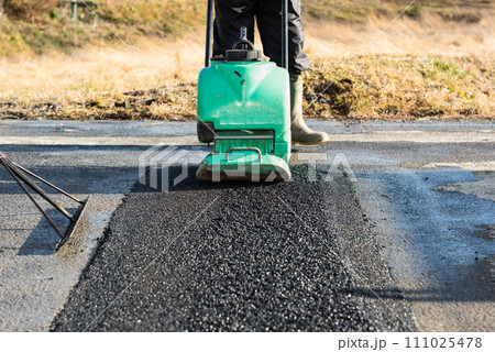 道路工事　アスファルトの舗装復旧工事　転圧作業 111025478