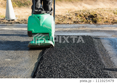 道路工事 アスファルトの舗装復旧工事 転圧作業 道路工事 アスファルトの舗装復旧工事 転圧作業 111025479