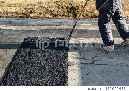 道路工事 アスファルトの舗装復旧工事 常温合材の敷均し 道路工事 アスファルトの舗装復旧工事 常温合材の敷均し 111025481