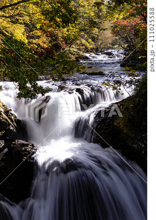 北海道伊達市、色づき始めた三階滝【10月】 北海道伊達市、色づき始めた三階滝【10月】 111025588