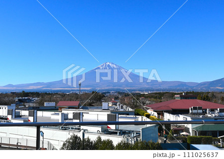 綺麗な富士山の景色 111025637