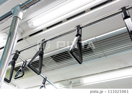 電車のつり革 111025861