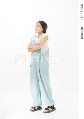 サロペットを着た若い女性 111026068
