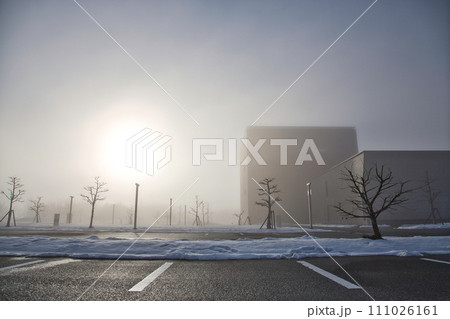 冬の晴れた朝日にかすむ図書館 111026161