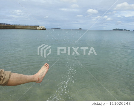 男性の足と海　海　海岸と足 111026248