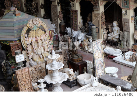 Shop selling Indian antiques and reproductions among a plethora of shops for tourists in Jaipur, Rajasthan, India 111026480