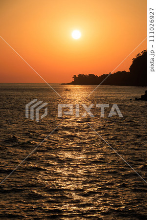 美しい伊豆大島岡田港の夜明け。  東海汽船東京湾〜伊豆諸島航路のさるびあ丸船上にて。 2023年11 111026927