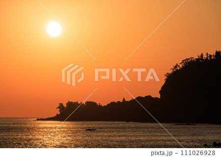 美しい伊豆大島岡田港の夜明け。  東海汽船東京湾〜伊豆諸島航路のさるびあ丸船上にて。 2023年11 111026928