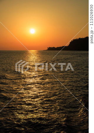 美しい伊豆大島岡田港の夜明け。 東海汽船東京湾〜伊豆諸島航路のさるびあ丸船上にて。 2023年11 美しい伊豆大島岡田港の夜明け。 東海汽船東京湾〜伊豆諸島航路のさるびあ丸船上にて。 2023年11 111026930