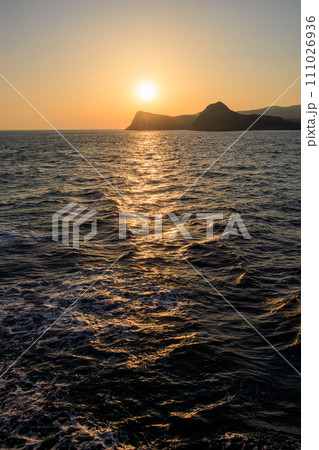 美しい伊豆大島岡田港の夜明け。  東海汽船東京湾〜伊豆諸島航路のさるびあ丸船上にて。 2023年11 111026936