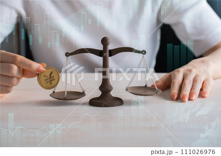円の通貨イメージ(金貨と天秤) 円の通貨イメージ(金貨と天秤) 111026976