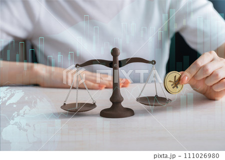 円の通貨イメージ（金貨と天秤） 111026980