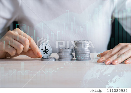 円の通貨イメージ（銀貨） 111026982