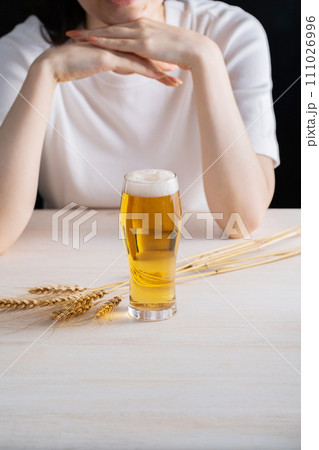 ビールと女性のイメージ ビールと女性のイメージ 111026996