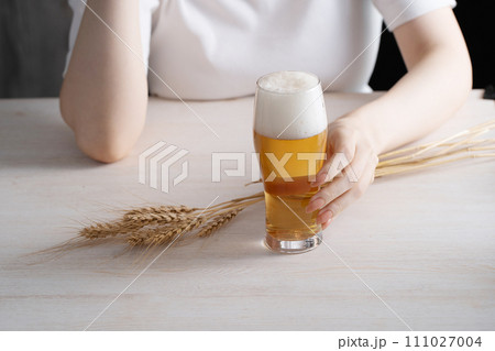 ビールを持つ女性 111027004