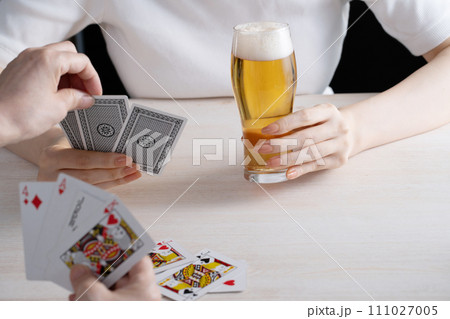 ビールとポーカーのイメージ(ババ抜き) ビールとポーカーのイメージ(ババ抜き) 111027005